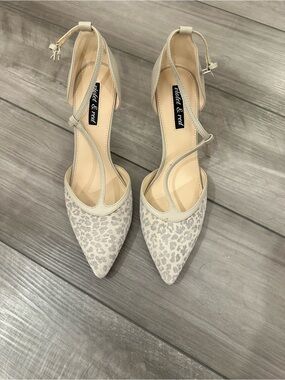 Violet & Red Women's Pointed T-Strap Heels in Light Gray Leopard